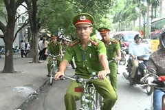 Công an tuần tra bằng xe đạp.