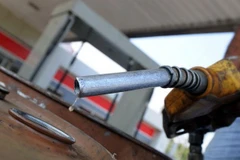 Trong phiên giao dịch 23/2, giá dầu thế giới nới rộng đà giảm 