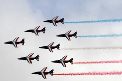  Các máy bay của Pháp trình diễn phần mở màn của sự kiện 'Paris Air show'. (Nguồn: businessinsider)