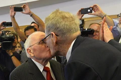 George Harris (trái), 82 tuổi, và Jack Evans (phải) 85 tuổi hôn nhau trong lễ thành hôn. (Nguồn: dailymail)