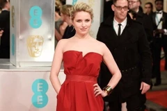 Những bộ cánh lộng lẫy xuất hiện trên thảm đỏ BAFTA 2015