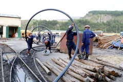 Huy động tất cả các phương tiện máy móc phục vụ việc cứu nạn. (Ảnh: Nguyễn Hoàng/Vietnam+)