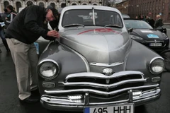 Chiếc Pobeda được sản xuất năm 1958 tại quảng trường St. Isaac, xung quanh là những chiếc xe điện. (Nguồn: sputniknews)