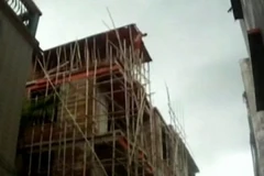 Một người đàn ông đang có hành động tự sát bằng cách "thử" nhảy từ trên nóc của một tòa nhà 4 tầng. (Nguồn: Ibimes)