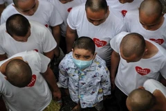 Với mong muốn thể hiện tình yêu thương và để giúp đỡ những người con không may bị mắc phải căn bệnh bạch cầu của mình vượt qua khó khăn, 11 ông bố người Trung Quốc tại tỉnh An Huy đã quyết định tự cạo đầu để khiến những người con của họ không cảm thấy bị 