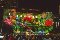 Màn trình diễn ánh sáng đặc sắc trên tường một tòa nhà. (Ảnh: Quang Minh/Vietnam+)