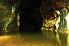 Lòng Hang Va lung linh với sông ngầm, vách núi và thạch nhũ. (Ảnh: Đức Thọ-Mạnh Thành/TTXVN)