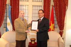 Đại sứ Nguyễn Đình Thao trao giải thưởng cho ông Horacio Raña. (Ảnh: Diệu Hương/Vietnam+)