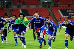 Nemanja Matic tái hiện màn ăn mừng chức vô địch của John Terry 