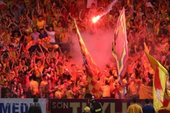 Hình ảnh pháo sáng rực lửa trên khán đài B sân Hàng Đẫy ở trận Hà Nội với Nam Định tối 11/9. (Nguồn: Vietnam+)