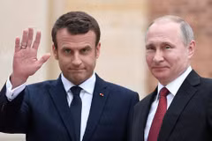 Tổng thống Nga Vladimir Putin và người đồng cấp Pháp Emmanuel Macron. (Nguồn: Daily Express)