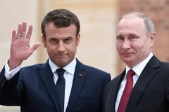 Tổng thống Nga Vladimir Putin và người đồng cấp Pháp Emmanuel Macron. (Nguồn: Daily Express)