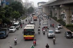 Sẽ có khoảng 30 tuyến xe buýt được tổ chức lại để tăng cường kết nối với 12 nhà ga của tuyến đường sắt Cát Linh-Hà Đông. (Ảnh: Huy Hùng/TTXVN)