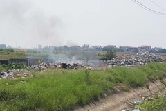 Các loại chất thải, phế liệu ở xã Tề Lỗ không bán được bị người dân đốt hủy gần khu dân cư gây ô nhiễm môi trường. (Ảnh: Nguyễn Trọng Lịch/TTXVN)