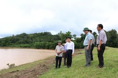 Đoàn công tác của Tổng cục Thủy lợi kiểm tra an toàn hồ, đập tại hồ chứa Ea Tla, huyện Cư Kuin, tỉnh Đắk Lắk. (Ảnh: Tuấn Anh/TTXVN)
