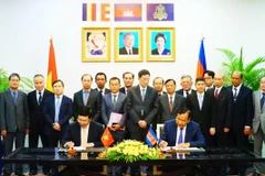 Phó Thủ tướng, Bộ trưởng Ngoại giao Phạm Bình Minh và Phó Thủ tướng, Bộ trưởng Bộ Ngoại giao và Hợp tác quốc tế Campuchia Prak Sokhonn ký kết văn kiện của Kỳ họp. (Ảnh: Minh Hưng/TTXVN)