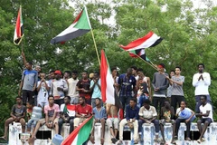 Người dân Sudan vui mừng sau khi của Hội đồng quân sự chuyển tiếp tại Sudan (TMC) và Liên minh tự do và thay đổi (FFC) đạt thỏa thuận về tuyên bố Hiến pháp, tại Khartoum ngày 3/8/2019. (Ảnh: THX/TTXVN)