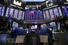 Các giao dịch viên tại sàn giao dịch chứng khoán ở New York, Mỹ. (Nguồn: THX/TTXVN)