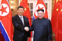 Nhà lãnh đạo Triều Tiên Kim Jong-un (phải) và Chủ tịch Trung Quốc Tập Cận Bình trước cuộc hội đàm tại Bình Nhưỡng ngày 20/6/2019. (Ảnh: THX/TTXVN)