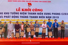 Ban Tổ chức trao tặng 10 suất quà cho thân nhân gia đình có người hy sinh trong vụ thảm sát ngày 13/01/1973. (Ảnh: Võ Dung/TTXVN)