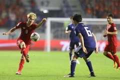 Nỗ lực đi bóng của cầu thủ Văn Toàn (9-Việt Nam). (Ảnh: Hoàng Linh/TTXVN)