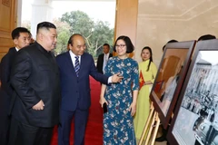 Thủ tướng Nguyễn Xuân Phúc và Chủ tịch Kim Jong-un đã tham quan trưng bày ảnh 'Quan hệ Việt Nam-Triều Tiên do Thông tấn xã Việt Nam thực hiện. (Ảnh: Thống Nhất/TTXVN)
