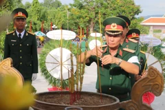 Đại diện lãnh đạo Quân khu 9 dâng hương tưởng nhớ các Anh hùng liệt sỹ tại Nghĩa trang Liệt sỹ Dốc Bà Đắc. (Ảnh: Công Mạo/TTXVN)