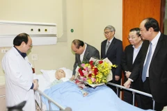 Thủ tướng Nguyễn Xuân Phúc thăm và chúc Tết giáo sư Vũ Khiêu. (Ảnh: Dương Giang/TTXVN)