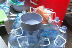 Chai lọ đựng giấm ăn làm từ axít. (Ảnh: Sỹ Thắng/TTXVN)