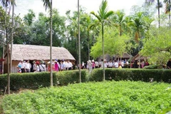 Du khách về thăm quê Bác. (Ảnh: Bích Huệ/TTXVN)