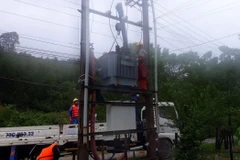 Công nhân ngành điện Quảng Bình kiểm tra, sửa chữa điện lưới trong mùa mưa lũ. (Ảnh: Đức Thọ/TTXVN)