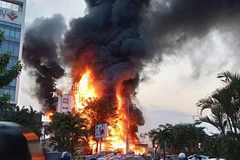 Lửa thiêu rụi hoàn toàn một siêu thị điện máy lớn ở Hải Phòng