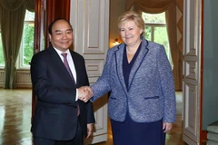 Thủ tướng Na Uy Erna Solberg đón Thủ tướng Nguyễn Xuân Phúc. (Ảnh: Thống Nhất/TTXVN)