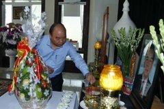 Thủ tướng Nguyễn Xuân Phúc đến thắp hương tưởng nhớ đồng chí Phan Văn Khải, nguyên Ủy viên Bộ Chính trị, nguyên Thủ tướng Chính phủ. (Ảnh: Thống Nhất/TTXVN)