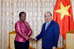 Thủ tướng Nguyễn Xuân Phúc tiếp bà Unity Dow, Bộ trưởng Ngoại giao và Hợp tác quốc tế Cộng hòa Botswana. (Ảnh: Thống Nhất/TTXVN)