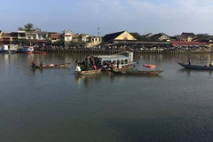 Cãi nhau, chồng lái ôtô chở vợ và hai con lao xuống sông tự tử