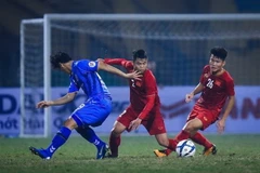 Một pha tranh chấp bóng trước khu vực 16m50 bên phía sân của tuyển U22 Việt Nam trong trận đấu. (Ảnh: Trọng Đạt/TTXVN)