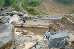 Quốc lộ 15C đoạn qua bản Pá Hộc, xã Nhi Sơn lên trung tâm huyện Mường Lát, tỉnh Thanh Hóa bị đứt gãy làm đôi, khiến giao thông tê liệt hoàn toàn. (Ảnh: Hoa Mai/TTXVN)