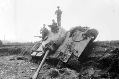 Xe tăng địch bị quân ta đánh lật nhào trong đợt 17/2/1979. (Ảnh: Mạnh Thường/TTXVN)