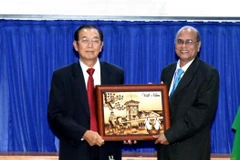 Ông Huỳnh Thành Lập (bên trái), Chủ tịch Hội hữu nghị Việt Nam-Ấn Độ Thành phố Hồ Chí Minh tặng quà cho ông Sri Pallab Sengupta, Tổng Thư ký Tổ chức Hòa bình và Đoàn kết toàn Ấn Độ. (Ảnh: Xuân Khu/TTXVN)