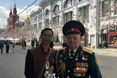 Phóng viên TTXVN chụp ảnh cùng Đại tá Liên Xô. (Nguồn: Vietnam+)