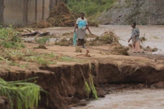 Cảnh tàn phá sau khi bão Idai quét qua tỉnh Manicaland, Zimbabwe. (Ảnh: THX/TTXVN)