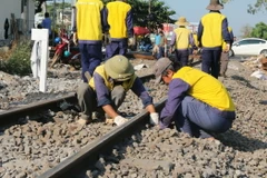 Lực lượng công nhân đường sắt đang khẩn trương, sửa chữa khắc phục tuyến đường sắt sau sự cố tàu trật bánh tại khu gian Hố Nai-Biên Hòa. (Ảnh: Sỹ Tuyên/TTXVN)