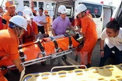 Chuyển thuyền viên gặp nạn lên bờ. (Ảnh minh họa. Nguồn: TTXVN)