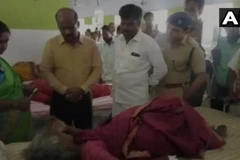 Thăm hỏi người bị thương trong vụ giẫm đạp. (Nguồn: ANI)