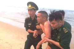 Du khách bị đuối nước được đưa vào bờ an toàn. (Ảnh: TTXVN)