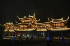 Vẻ đẹp điện Tam Quan tối khai mạc chuỗi sự kiện Đại lễ Vesak 2019. (Ảnh: Thành Đạt/TTXVN)