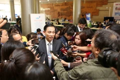 Thứ trưởng Bộ Ngoại giao Lê Hoài Trung trả lời phỏng vấn của phóng viên. (Ảnh: Dương Giang/TTXVN)