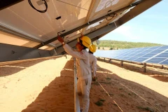 Kiểm tra hệ thống vận hành tấm pin Mặt Trời tại Nhà máy điện mặt trời Hồng Phong 4, xã Hồng Phong, huyện Bắc Bình. (Ảnh: Nguyễn Thanh/TTXVN)