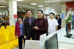Bà Tòng Thị Phóng, Ủy viên Bộ Chính trị, Phó Chủ tịch Thường trực Quốc hội và Chủ nhiệm Ủy ban Các vấn đề xã hội của Quốc hội Nguyễn Thúy Anh thăm Bệnh viện Tim Hà Nội. (Ảnh: TTXVN)